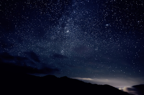 夜空中有许多闪亮的星星